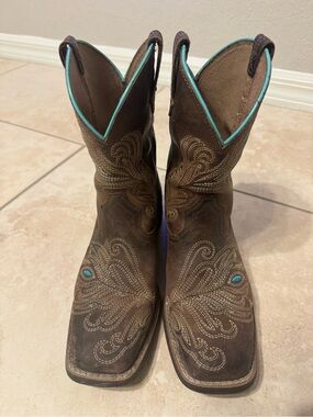 Ariat square toe size 4 youth Western Boots with Turquoise Trim